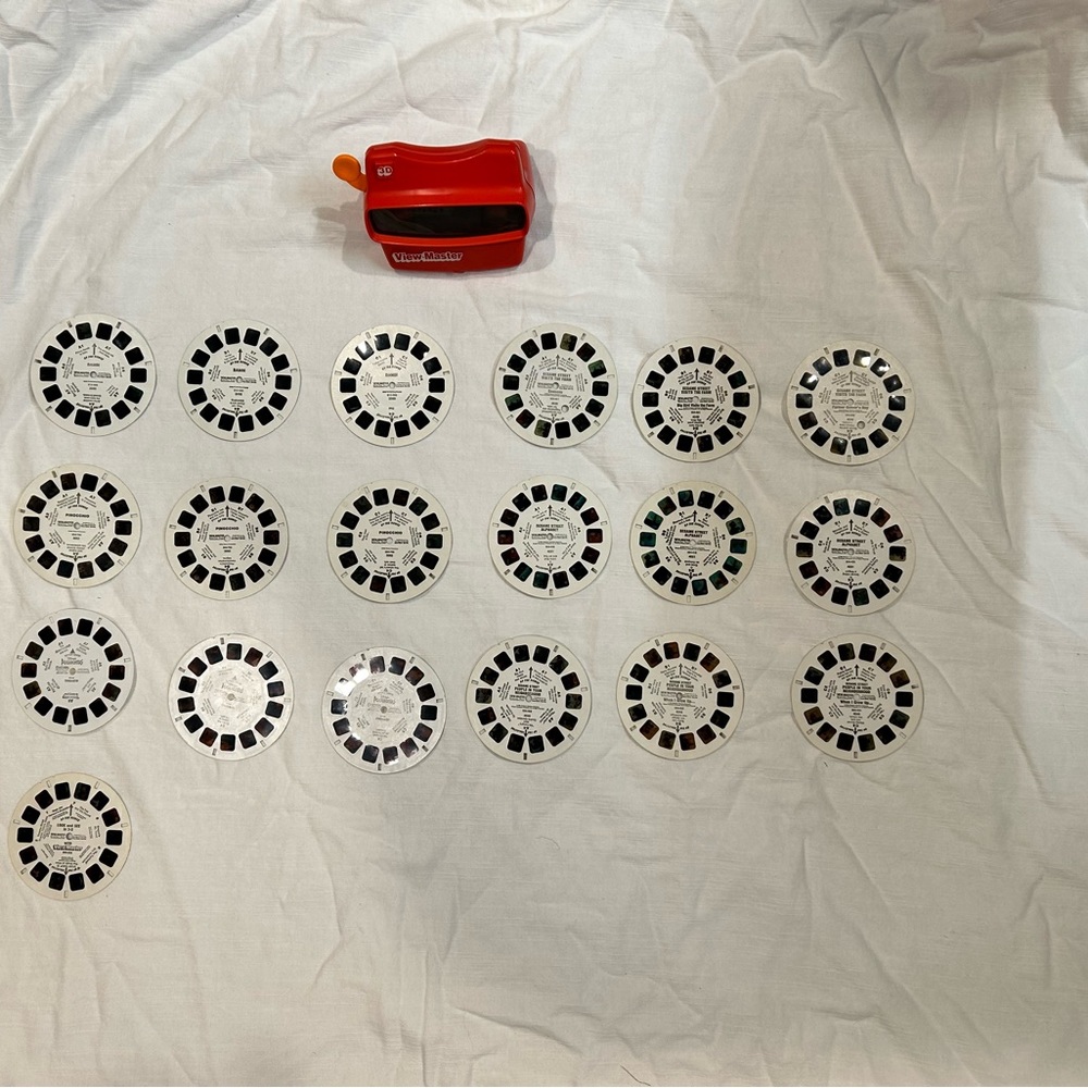 Vintage View-Master with 20 disks. In very good condition.